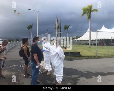 PRNG continua la sua missione di screening di tutti i passeggeri che arrivano ai diversi aeroporti e porti di Puerto Rico per fermare la diffusione del COVID-19 sull'isola. Centinaia di cittadini-soldati e Airmen sono stati presenti nella lotta per mitigare questo virus, 20 marzo 22. (Foto PRNG di: SGT. Carlos Chabert e SPC. Melanie Colondres) Foto Stock