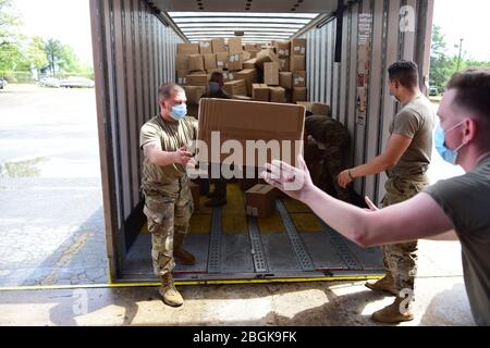 Arkansas National Guardsmen ha scaricato sei camion a 18 ruote pieni di dispositivi di protezione individuale presso una struttura di proprietà in eccedenza federale la domenica di Pasqua 12 aprile 2020, a North Little Rock, Arkansas governatore, Asa Hutchinson, Ha assistito i soldati a scaricare alcuni dei PPE che si dirigeranno verso le 75 contee dello stato. (STATI UNITI Foto della Guardia Nazionale dell'esercito di Charles D. Davis) Foto Stock