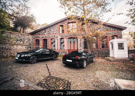 Berlina nera nel cortile di un edificio storico Foto Stock