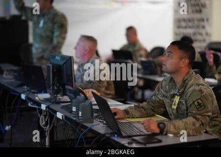 Donovan Tuisano, pianificatore con lo staff congiunto della Guardia Nazionale delle Hawaii, prepara il briefing di leadership per la risposta COVID-19 della Guardia Nazionale delle Hawaii. 18 marzo 2020, Honolulu Hawaii. (STATI UNITI Air National Guard Foto di Tech. SGT. Andrew Jackson) Foto Stock