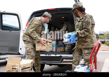 Il personale della Guardia Nazionale dell'Arizona prepara scatole di dispositivi di protezione personale per il trasporto alla Nazione Navajo, 11 aprile 2020 alla Riserva militare del Parco Papago, Ariza. Più di 800 cittadini-soldati e Airmen dell'Arizona continuano a servire durante questo stato di risposta di emergenza (U.S.A. Foto della Guardia Nazionale dell'aria di Tech. SGT. Michael Matkin). Foto Stock