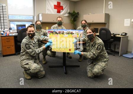 I membri del 104th Fighter Wing Medical Group e dell'ufficio della sanità pubblica preparano le delizie pasquali per i loro alinisti, tecnici medici aerospaziali che lavorano presso i siti di test COVID-19 e aiutano il personale a riempire le strutture in tutto il Massachusetts. Il team della stazione di casa consegnerà le delizie che gli Airmen potranno trovare nella loro area di allestimento come una sorpresa a Pasqua. Nella foto da sinistra a destra: SMSgt Karla Belliveau, Maj. Barbara Jones, Lt. Col. Stephen Burgess, Maestro Sgt. Christine Lupacchino e Maestro Sgt. Kylie Burns-Whalen. (STATI UNITI Air National Guard Foto di Senior Master Sgt. Julie Avey) Foto Stock