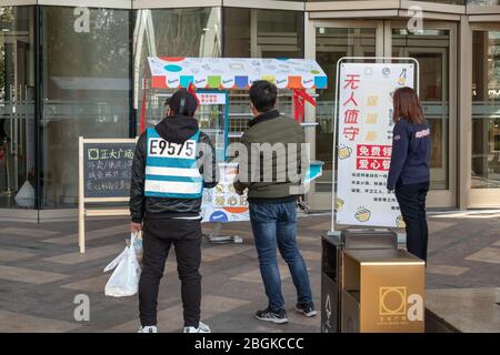 Stand di distribuzione pieno di cibo, spuntini, bevande per i lavoratori esterni, compresi i ragazzi di consegna gratuitamente appaiono di fronte a diversi centri commerciali per supportare la loro h Foto Stock