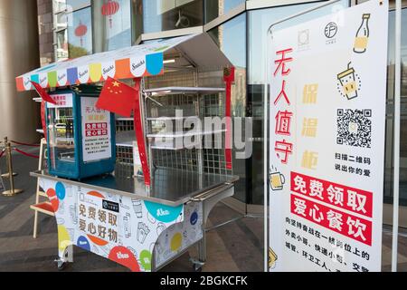 Stand di distribuzione pieno di cibo, spuntini, bevande per i lavoratori esterni, compresi i ragazzi di consegna gratuitamente appaiono di fronte a diversi centri commerciali per supportare la loro h Foto Stock