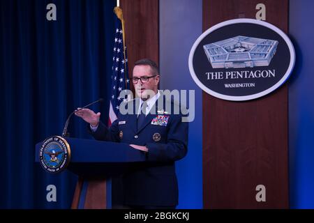 Il capo della Guardia Nazionale Bureau Air Force Gen. Joseph L. Lengyel parla ai membri della stampa durante un briefing stampa sul sostegno della Guardia Nazionale agli sforzi del DoD COVID-19 alla Pentagon Briefing Room, Washington D.C., 19 marzo 2020. (Foto DoD di Army staff Sgt. Nicole Mejia) Foto Stock