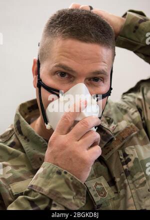 Senior Master Sgt. Ray Allen, 168° supervisore della produzione di Squadron di manutenzione dell'aeromobile, prova l'adattamento di una maschera Montana stampata in 3D 1 aprile 2020, al 168° hangar del gruppo di manutenzione sulla base dell'aeronautica militare di Eielson, Alaska. Allen è stato il team leader per un progetto di creazione di maschere respiratori funzionali per non-medico 168th Wing Airmen. (STATI UNITI Foto della Guardia Nazionale aerea di Senior Airman Shannon Chace) Foto Stock