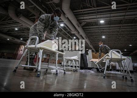 New Jersey Air National Guard Airmen ha messo a punto attrezzature durante la costruzione di una Field Medical Station presso l'Atlantic City Convention Center di Atlantic City, N.J., 9 aprile 2020. Atlantic City è una delle tre stazioni che offrirà un overflow dagli ospedali locali focalizzati sui pazienti COVID-19. (STATI UNITI Foto della Guardia Nazionale aerea di Master Sgt. Matt Hecht) Foto Stock