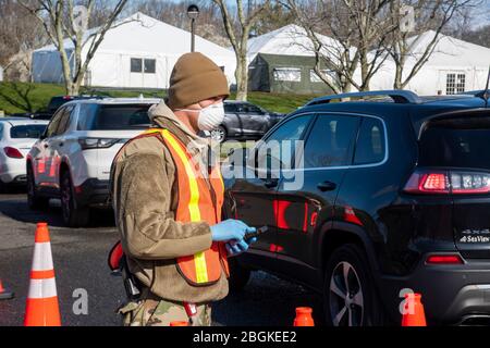 Airman 1 ° Classe Joseph Vandegrift, 108th Security Forces Squadron supporta il New Jersey Department of Health, New Jersey state Police, e New Jersey Office of Emergency Management, presso il Mobile COVID-19 Community-based Testing Site presso il PNC Bank Arts Center di Holmdel, N.J., 24 marzo 2020. Per poter essere idonei al test, gli individui devono essere residenti nel New Jersey e devono manifestare sintomi di malattia respiratoria. Sarà data priorità ai soggetti sintomatici che manifestano tosse, febbre (99,6 F o superiore) e respiro corto. (STATI UNITI Foto della Guardia Nazionale dell'aria di Ross Alexande Foto Stock