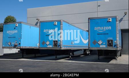 I camion Amazon parcheggiati presso il molo di carico del centro di adempimento regionale. Foto Stock