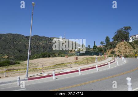 Hollywood, California, USA 21 aprile 2020 una visione generale dell'atmosfera di strade chiuse per sentieri ed escursioni a Hollywood Sign durante la pandemia del Coronavirus Covid-19 il 21 aprile 2020 a Hollywood, California, USA. Foto di Barry King/Alamy Stock Foto Foto Stock