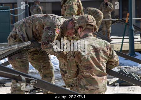 Charlie Company (Medical), 186 Brigade Support Battaglione, 86th Fanteria Brigade Combat Team (Mountain), Vermont Army National Guard, istituito tende per un centro triage al di fuori della sala di emergenza del Centro medico UVM, marzo 24. I farmaci di C-Co. Assisteranno il personale ospedaliero in caso di afflusso di pazienti. (Foto di U.S. Army Sgt. 1° Classe Jason Alvarez, Guardia Nazionale del Vermont) Foto Stock