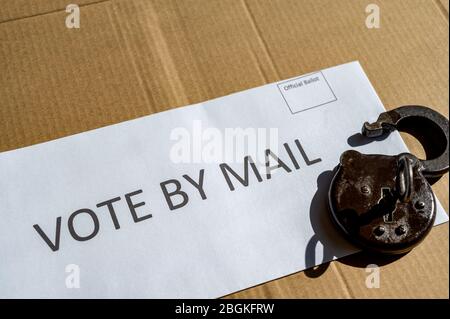 Bloccare e mettere le chiavi su una votazione per posta per far rispettare l'idea di sicurezza elettorale Foto Stock