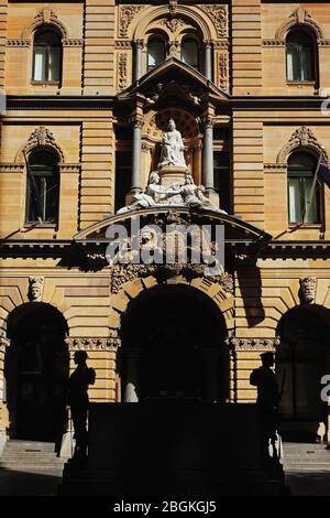 Statua in marmo bianco della Regina Vittoria supportata da allegorie classiche sull'ingresso principale, Ufficio postale generale, Sydney, nuovo Galles del Sud Foto Stock