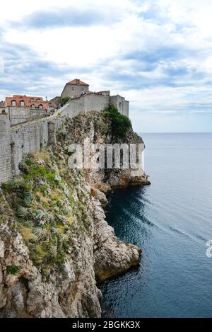 La città vecchia di Dubrovnik, vista dalle mura della città. Foto Stock