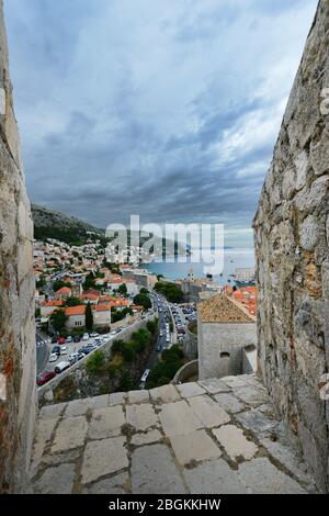 La città vecchia di Dubrovnik, vista dalle mura della città. Foto Stock