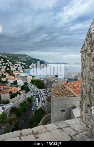 La città vecchia di Dubrovnik, vista dalle mura della città. Foto Stock