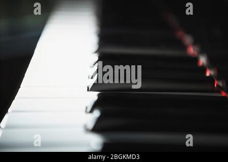 Primo piano della tastiera del pianoforte grande del bambino con tutta la lunghezza della tastiera visibile, colore Foto Stock