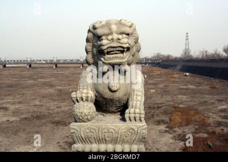 Shishi sulla colonna di osservazione del Ponte di Pechino Lugou il Ponte di Lugou è famoso in tutto il mondo per tutti i tipi di leoni di pietra con un totale di 498 281 grandi pietre Foto Stock