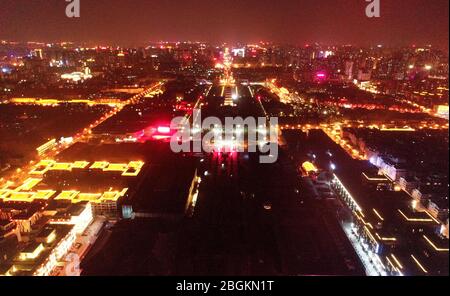 Una vista aerea degli edifici e delle luci al neon in vari distretti si accende, rispondendo all'attività di 'luce per un'ora' durante le 9-10, Xi'a Foto Stock