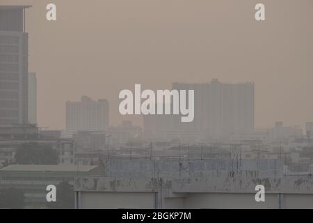 L'inquinamento atmosferico dovuto a un sacco di polvere o particelle PM2,5 supera lo standard (AQI) di Bangkok, Thailandia. Effetti negativi sul sistema respiratorio e sulla salute. Foto Stock