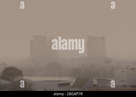 L'inquinamento atmosferico dovuto a un sacco di polvere o particelle PM2,5 supera lo standard (AQI) di Bangkok, Thailandia. Effetti negativi sul sistema respiratorio e sulla salute. Foto Stock