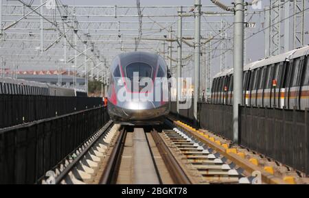Un treno Fuxing, una serie di treni EMU ad alta velocità e ad alta velocità, è testato presso la CRRC Qingdao Sifang, città di Qingdao, provincia di Shandong della Cina orientale, nel 11 Foto Stock