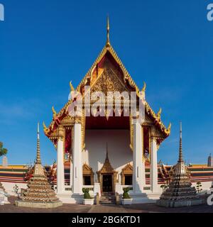 Wat Pho o Wat Phra Chetuphon è il Wat più grande e più antico di Bangkok. Ospita più di 1,000 immagini di Buddha, più di qualsiasi altro tempio tailandese. Foto Stock