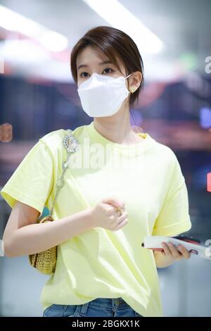 L'attrice cinese Qiao Xin arriva all'aeroporto di Shanghai prima della partenza a Shanghai, Cina, 26 marzo 2020. Foto Stock