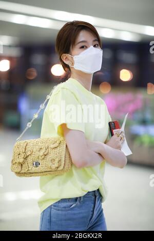 L'attrice cinese Qiao Xin arriva all'aeroporto di Shanghai prima della partenza a Shanghai, Cina, 26 marzo 2020. Foto Stock