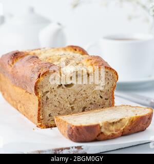 Pane alla banana, fetta di torta con banana, vista laterale, primo piano. La colazione del mattino Foto Stock