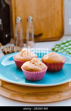 Muffin fatti in casa su un piatto blu. Foto Stock