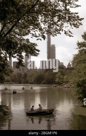 Persone in barche a file a Central Park New York City Foto Stock