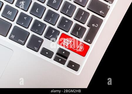 Tastiera per laptop con carrello e mouse. Concetto di shopping online. Foto Stock