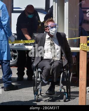 Andy Bales, CEO della missione di salvataggio dell'Unione, si recherà al COVID-19 presso una stazione di test pop-up DEL Dipartimento DI LA Fire, dove i lavoratori in abiti hazmat hanno consegnato i tamponi di test ai senzatetto da dietro una finestra protettiva nella sezione Skid Row di Los Angeles martedì 21 aprile 2020. Altre quarantatre persone hanno dato prova di positivo per il coronavirus alla Union Rescue Mission, il più antico e più grande rifugio senza tetto di Los Angeles. L’improvviso picco dei casi arriva nonostante le precauzioni estreme che il riparo sta prendendo per prevenire un simile focolaio. Foto di Jim Ruymen/UPI Foto Stock