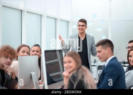 Project Manager crea un report in una riunione d'ufficio Foto Stock