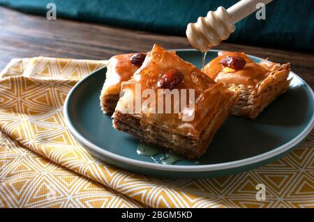 Dolci fatti in casa in turco baklava. Al forno. Un dessert tradizionale con sciroppo di zucchero e noci. Foto Stock