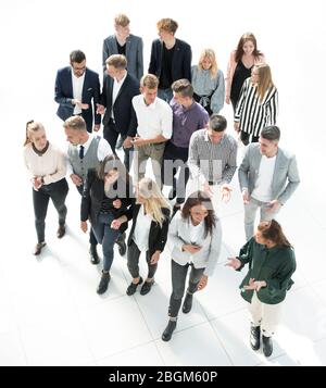 vista dall'alto: un gruppo di giovani dipendenti che entrano in un nuovo ufficio Foto Stock