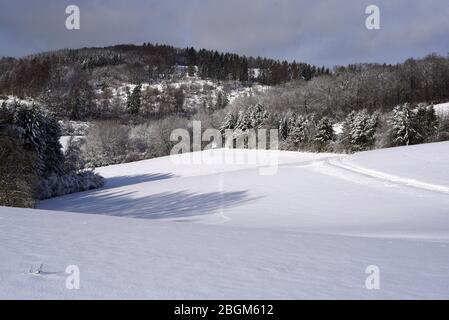 Winterlandschaft und Schneelandschaft in Taunusstein im Taunus. Paesaggio invernale e paesaggio innevato a Taunusstein nel Taunus. Foto Stock