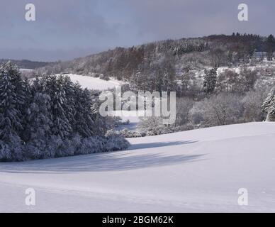 Winterlandschaft und Schneelandschaft in Taunusstein im Taunus. Paesaggio invernale e paesaggio innevato a Taunusstein nel Taunus. Foto Stock