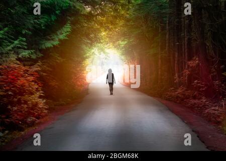 Ragazza che cammina nella foresta incantata Foto Stock