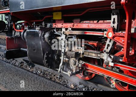 l'attrezzatura da corsa di un vecchio locomotore a vapore rosso brillante Foto Stock