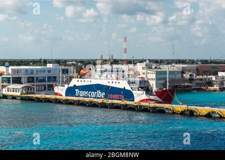 Cozumel, Messico - 24 aprile 2019: Passeggeri/Ro-Ro Cargo nave Bahia del Espirituu Santo ormeggiata in porto tropicale durante il giorno di sole a Cozumel, Messico. Foto Stock