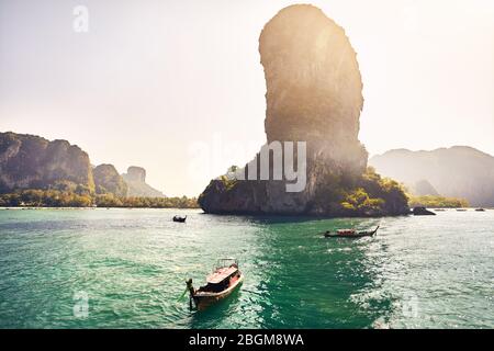 Barche nei pressi delle isole tropicali a giornata soleggiata nel Mare delle Andamane, Thailandia Foto Stock