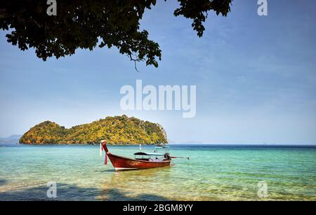 Longtail boat nei pressi delle isole tropicali a giornata soleggiata nel Mare delle Andamane, Thailandia Foto Stock