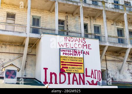 Le caserme o gli appartamenti dell'isola di Alcatraz e l'area libreria con il Sinage di Terra Indiana dalla parte centrale dell'isola Foto Stock