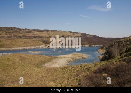 Prateria, dune e laghi gonfiati da forti precipitazioni in primavera presso la riserva naturale di Merthyr Mawr Foto Stock