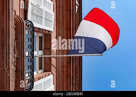 Wissembourg, Francia. 13 settembre 2009. Una bandiera francese vola dal municipio. Foto Stock