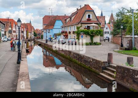 Wissembourg, Francia. 13 settembre 2009. Uno dei canali che scorrono attraverso la città. Foto Stock