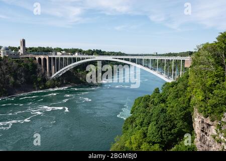 Rainbow Bridge alle Cascate del Niagara, confine con gli Stati Uniti e il Canada Foto Stock