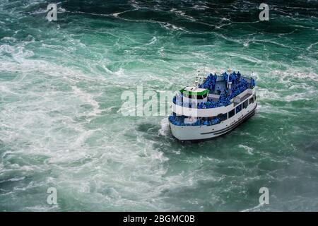 Nave con i turisti si sposta alle cascate del Niagara, l'esperienza del tour in barca delle cascate è l'attrazione più antica del Nord America, e ha attirato milioni di visitatori dal 184 Foto Stock